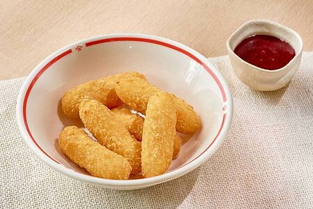 Сырные палочки с клюквенным соусом