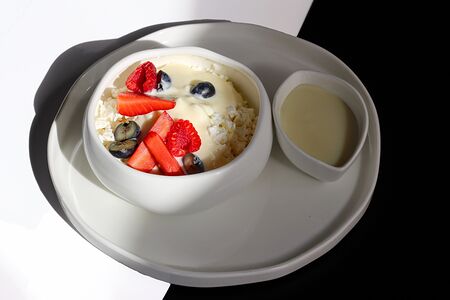 Зернистый творог со сметаной и ягодами