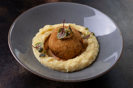 Яйцо по-нижегородски с картофельным пюре и соусом тартар по рецепту шефа