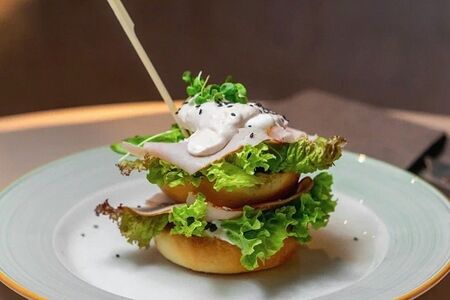 Яйцо Бенедикт на булочке бриошь с прошутто котто