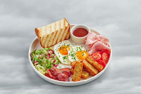 Завтрак большой с беконом и глазуньей