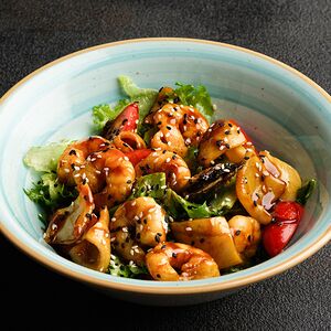 Теплый салат с морепродуктами