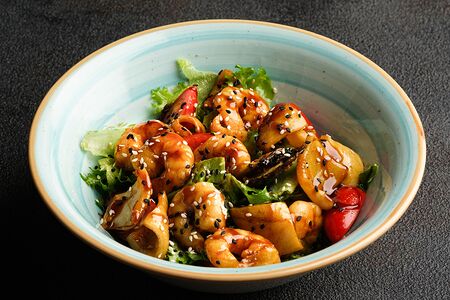 Теплый салат с морепродуктами