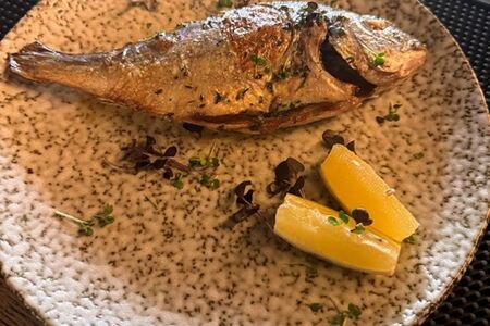 Запеченная дорадо в ароматных травах
