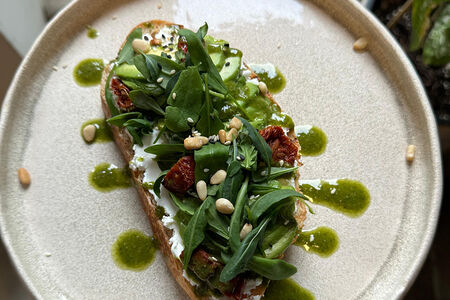 Тост с авокадо и творожным сыром