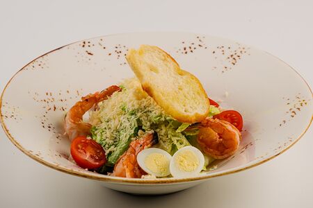 Салат Цезарь с тигровыми креветками