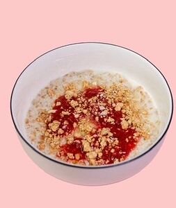 Овсяная каша с малиновым вареньем и мюсли