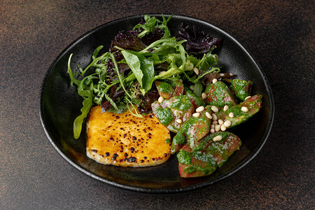 Жареная брынза с томатами и песто из щавеля