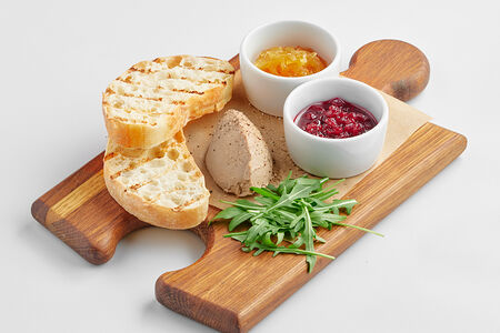 Паштет из куриной печени с луковым конфитюром и вареньем