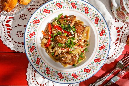 Пшеничная лапша с цыпленком и овощами