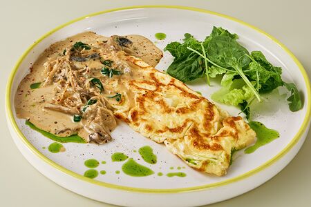 Омлет с грибным соусом