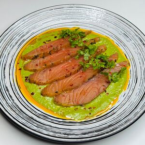 Лосось слабой соли по-грузински в соусе киндзмаре 