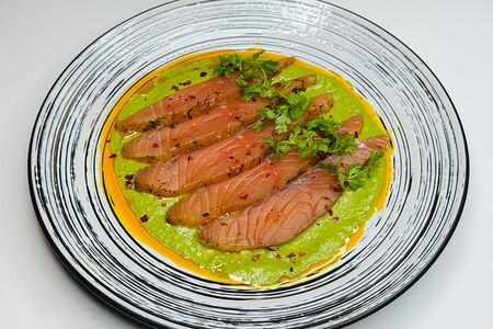 Лосось слабой соли по-грузински в соусе киндзмаре 