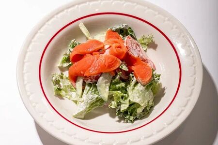 Салат с неркой и овощами в кунжутном соусе