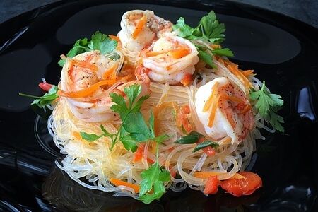 Салат Enjoy Фунчоза с кревоткой терияки