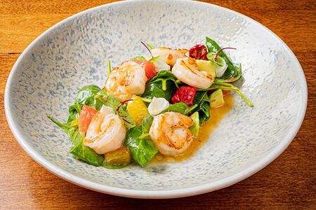 Шпинат с креветками, цитрусами и авокадо