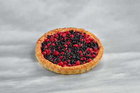 Тарт с черникой и малиной