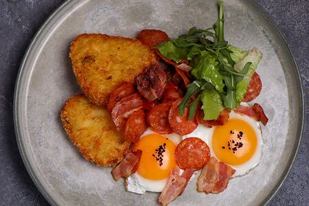 Скрембл, омлет, глазунья С беконом и чоризо