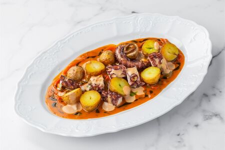 Осьминог с мини-картофелем и перечным соусом