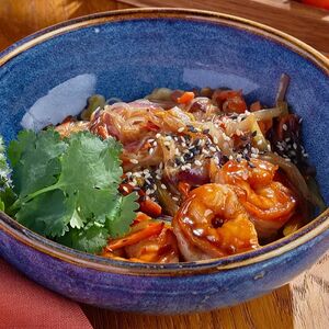 Вок с тигровыми креветками и пшеничной лапшой