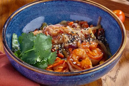 Вок с тигровыми креветками и пшеничной лапшой