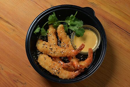 Креветки темпура с манговым соусом 