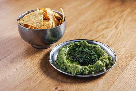 Гуакамоле, сальса верде