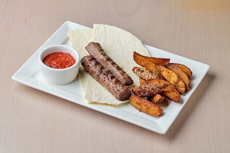 Колбаски говяжьи гриль с картофельными дольками