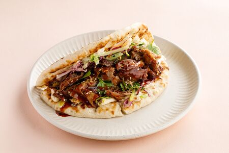 Пита с уткой и соусом хойсин