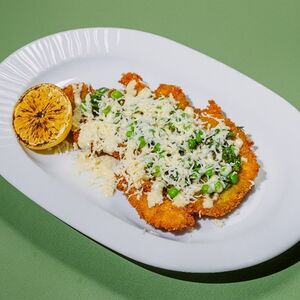 Австрийский шницель с брынзой, молодым горошком и трюфельным айоли