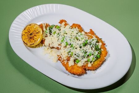 Австрийский шницель с брынзой, молодым горошком и трюфельным айоли
