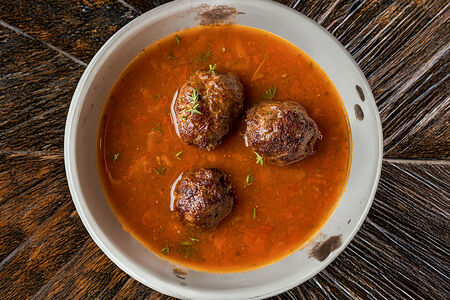 Острый суп с нутом и кюфтой из баранины