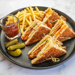 Клаб-сэндвич с корнишонами и картофелем фри