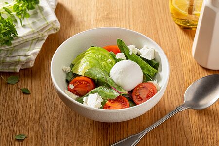 Зеленый салат с сыром и яйцом