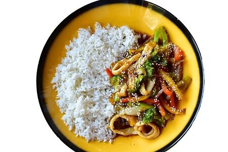 Кальмар с брокколи по-китайски с рисом