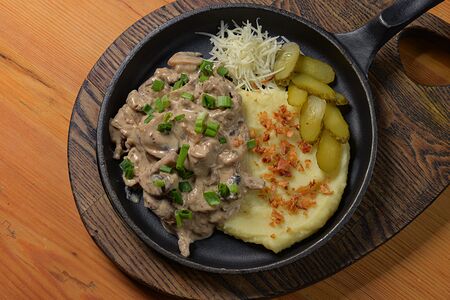 Бефстроганов с картофельным пюре