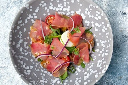 Салат с подкопчённым тунцом, мини-картофелем, зелёным салатом, яйцом и соусом на основе каперсов