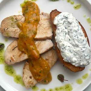 Индейка с печеным бататом, сыром фета и зеленью