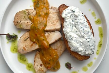 Индейка с печеным бататом, сыром фета и зеленью