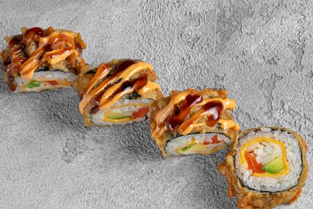 Ролл темпура с лососем и кальмаром спайси