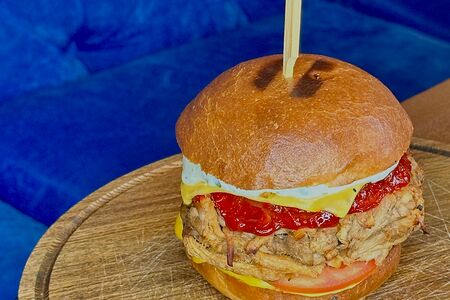 Бургер с томленой грудинкой