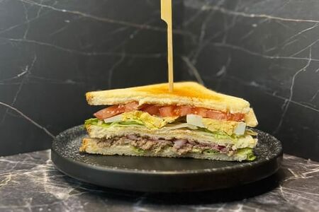 Сендвич с тунцом половина