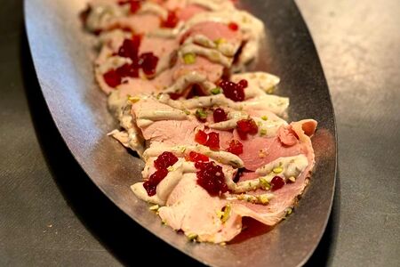 Индейка с фруктовой икрой и соусом из горчицы