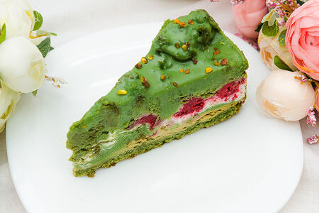 Торт с малиной фисташковый