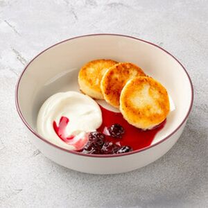 Сырники со сметаной и вареньем на выбор