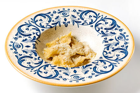 Тортеллини с прошутто в сливочном соусе с шалфеем