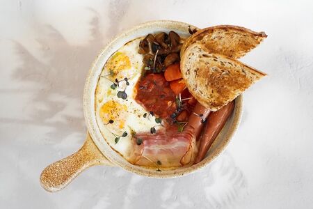 Глазунья с колбасками, фасолью и шампиньонами