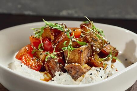 Хрустящие баклажаны с домашним сыром, мятой и базиликом