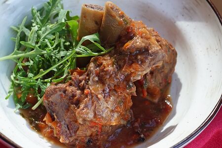 Говяжьи ребра томленые в овощном соусе