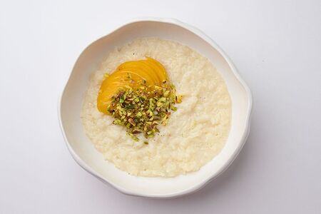 Рисовая каша с персиками и фисташкой